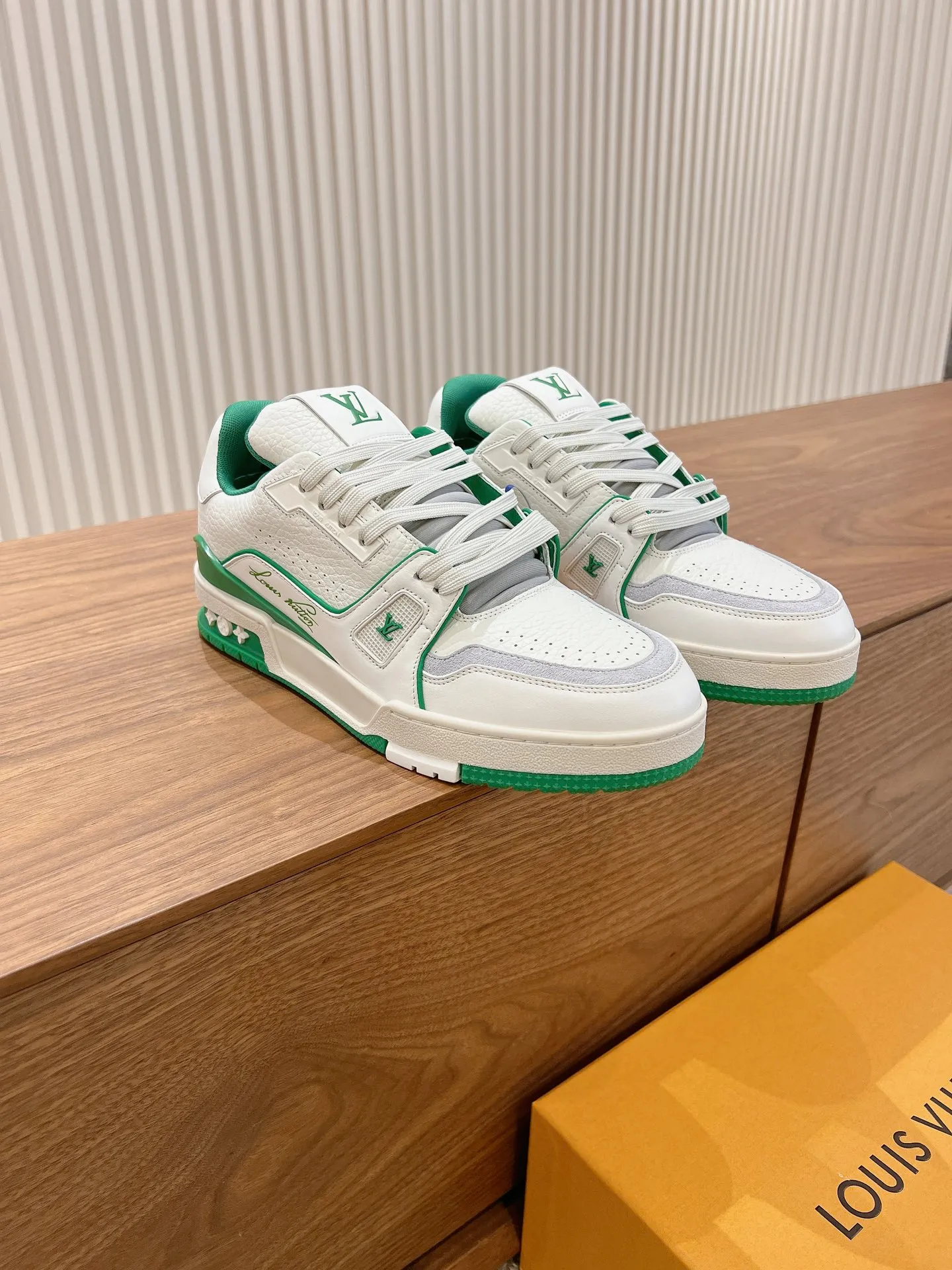 👟👟Ex-factory price 840👟👟 Dongguan high-end supply top version LV-Louis Vuitton 2022 catwalk new style, original 1:1 developed replica! ! It is very comfortable to wear on the foot. It is made of fine workmanship. The upper is spliced ​​with calfskin imported from Italy. The side is decorated with the brand's LOGO and signature. The cowhide foot pads are lined with mesh, making the foot feel super comfortable. The original two-color TPU combination outsole is specially provided by the original factory. Packing process: Goodyear stitching and overlocking Size: 35-44 standard size